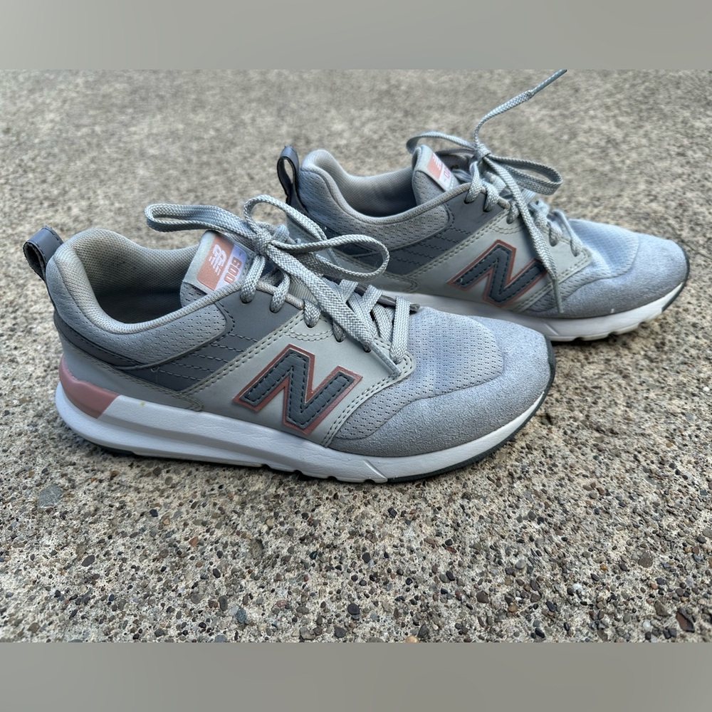 New Balance Women’s 009 V1 Sneaker - Size 6